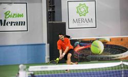 Meram'da aileler kortta buluşuyor