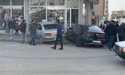 Merdiven basamakları otomobillerin işyerine dalmasını engelledi