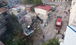 Mersin'de ağır hasarlı bina kontrollü şekilde yıkıldı