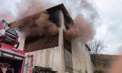 Meyve kasalarının bulunduğu depo küle döndü