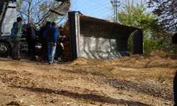 Mıcır yüklü kamyonun damperi devrildi, sürücü bayıldı