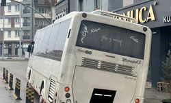 Minibüs caddedeki çukur yüzünden az kalsın devriliyordu