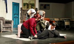 'Modem sustu, ev konuştu' tiyatro oyunu sahnelendi