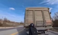 Motosiklet, kamyona arkadan çarptı: 1 yaralı