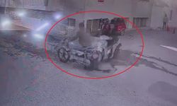 Motosikletlerin kafa kafaya çarpıştığı anlar kameraya yansıdı