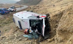 Muş'ta ambulans devrildi: 3 yaralı