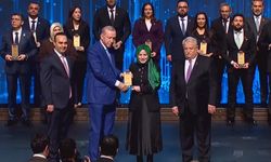 Ödülünü Cumhurbaşkanın elinden aldı