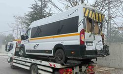 Öğrenci servisi, tır ve hafif ticari aracın karıştığı kazada 20 kişi yaralandı