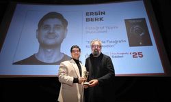 Öğretim görevlisi 'Yılın Fotoğraf Yayını' ödülüne layık görüldü