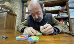 Onun karikatür çizim sevgisi bitmedi