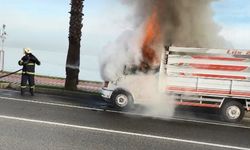 Ordu'da seyir halindeki kamyonet yandı