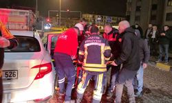 Otomobil tırın dorsesine saplandı:1 yaralı