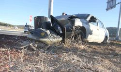 Otomobil trafik ışığı direğine çarptı: 2 yaralı