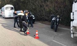 Park halindeki aracının yanında beklerken işçi servisi çarptı