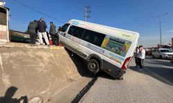 Park halindeki minibüs duvardan yolun kenarına düşerek asılı kaldı