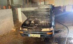 Park halindeyken yanan otomobil kullanılamaz hale geldi