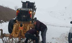 Pervari'de grup köy yolu kardan kapandı