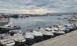 Poyraz küçük tekne balıkçılarını limana bağladı, ağlar tamire alındı