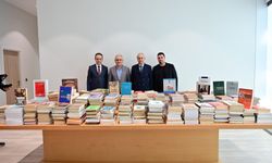 Prof. Dr. Fahrettin Tızlak'tan Antalya Kütüphanesi'ne 2000 kitaplık değerli bağış