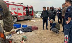 Sahilde traktörün altında kalan 2 gençten biri hayatını kaybetti