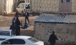 Şanlıurfa'da meydan savaşına dönen kavgada 1 kişinin silahla vurulma anı kamerada