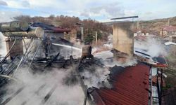 Şaphane'de çıkan yangında bir evin çatısı hasar gördü