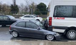 Sarıyer'de kontrolden çıkan otomobil servis aracının altına girdi: 1 yaralı