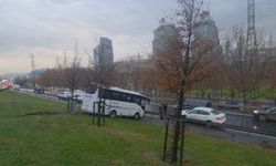 Servis minibüsü yoldan çıktı, bariyerleri aşıp yeşillik alana uçtu