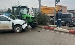 Siirt'te traktörle otomobil çarpıştı