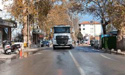 Sındırgı'da hasarlı binaların yıkımı sonrası temizlik çalışmaları sürüyor