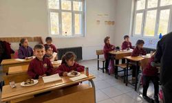 Sınırdaki öğrencilere pasta sürprizi