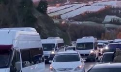 Sinop'ta yol buz tuttu, araçlar yolda kaldı