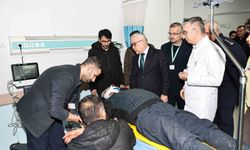 Sivas Valisi, servis kazasında yaralanan öğrencileri ziyaret etti