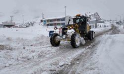 Sivas'ta yoğun kar nedeniyle 69 yerleşim yerine araç ulaşımı sağlanamıyor