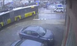 Sultangazi'de yola dökülen akaryakıt kazalara neden oldu: İETT otobüsü direğe çarptı