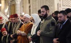 Suriyeli lider eş-Şara devrimin yıl dönümünde Emevi Camii'nde askeri kıyafetleriyle namaz kıldı
