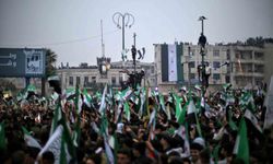 Suriyeliler Esad rejiminin devrilmesinin 1'inci yıl dönümünü Emevi Meydanı'nda kutladı