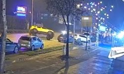 Taksi park halindeki otomobile çarpıp yan yattı