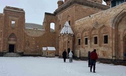 Tarihi İshak Paşa Sarayı beyaza büründü