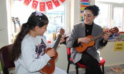 Tek öğretmen, dört öğrenci: Köy okuluna yürek ısıtan dokunuş