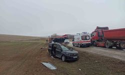 Tırın dorsesi hafif ticari aracın üzerine devrildi: 2 yaralı