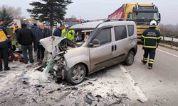 Tırla çarpışan hafif ticari araç alev aldı: 5 yaralı