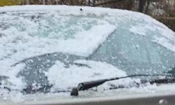 Tufanbeyli'de kısa süreli yağan kar sevindirdi