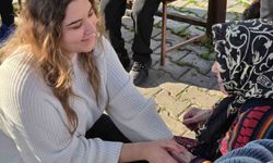 Üniversiteli gençler, yaşlı çınarları unutmadı