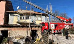 Uşak'ta evin çatısında çıkan yangın paniğe neden oldu
