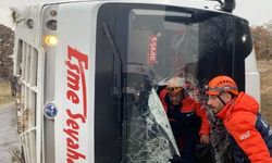 Uşak'ta yolcu taşıyan midibüs yan yattı: 5 yaralı
