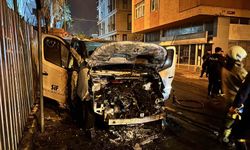 Üsküdar'da park halindeki araç alev alev yandı: O anlar kamerada