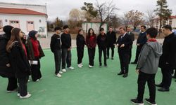 Vali Aydoğdu, Erzincan Lisesi'nde kauçuk zeminli spor alanını inceledi