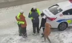 Van'da yürekleri ısıtan görüntüler: Trafik polisleri çocuklarla kartopu oynadı