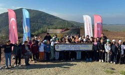 Vefat eden öğretmenleri için fidan diktiler